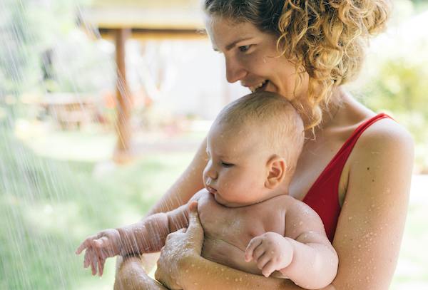 Photo by Yan Krukau: mom and baby cooling during heat wave