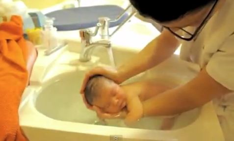 Are Babies Bathed After Birth / Why You Shouldn T Give Your Baby A Bath Immediately After Birth - This means your baby must use a lot of energy to fight to get warm once they're introduced to the outside world.